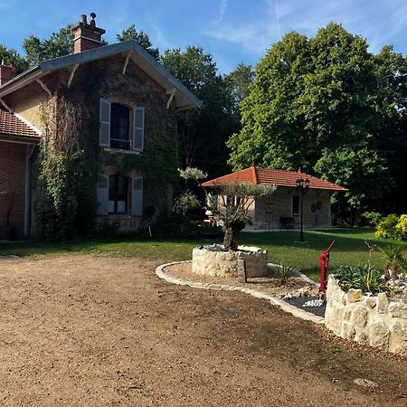 Bed and Breakfast Echappee Enchantee Dans Une Ancienne Gare Au Bord De La Foret D'Orleans - Fr-1-590-268 Combreux Exterior foto