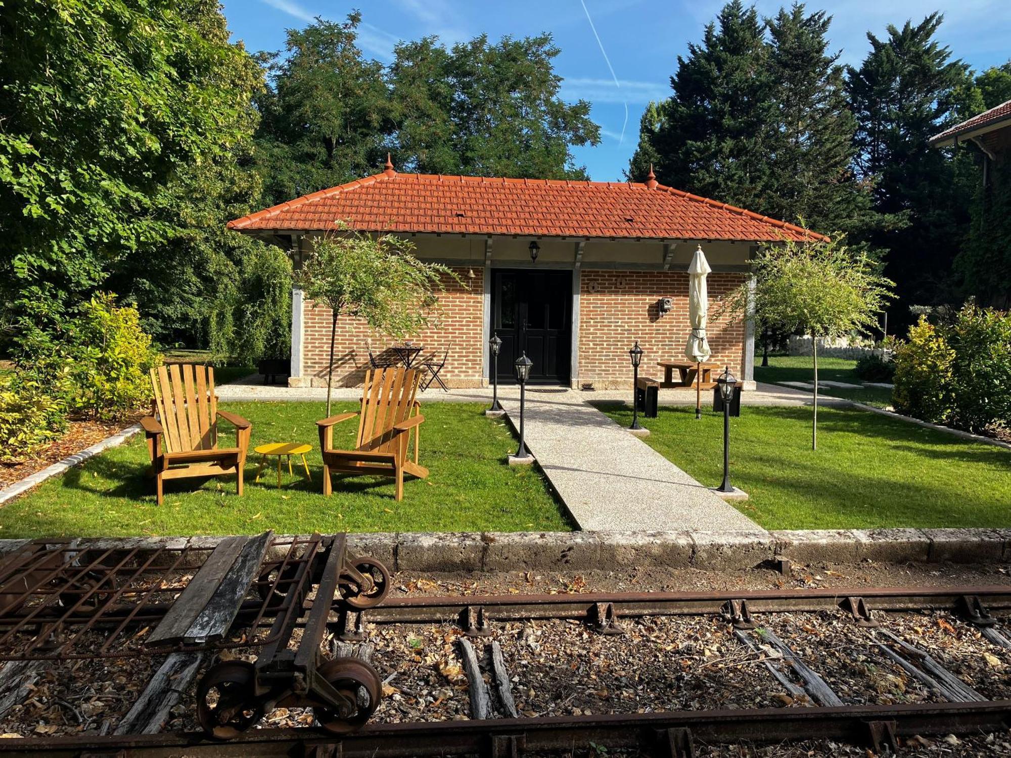 Bed and Breakfast Echappee Enchantee Dans Une Ancienne Gare Au Bord De La Foret D'Orleans - Fr-1-590-268 Combreux Exterior foto