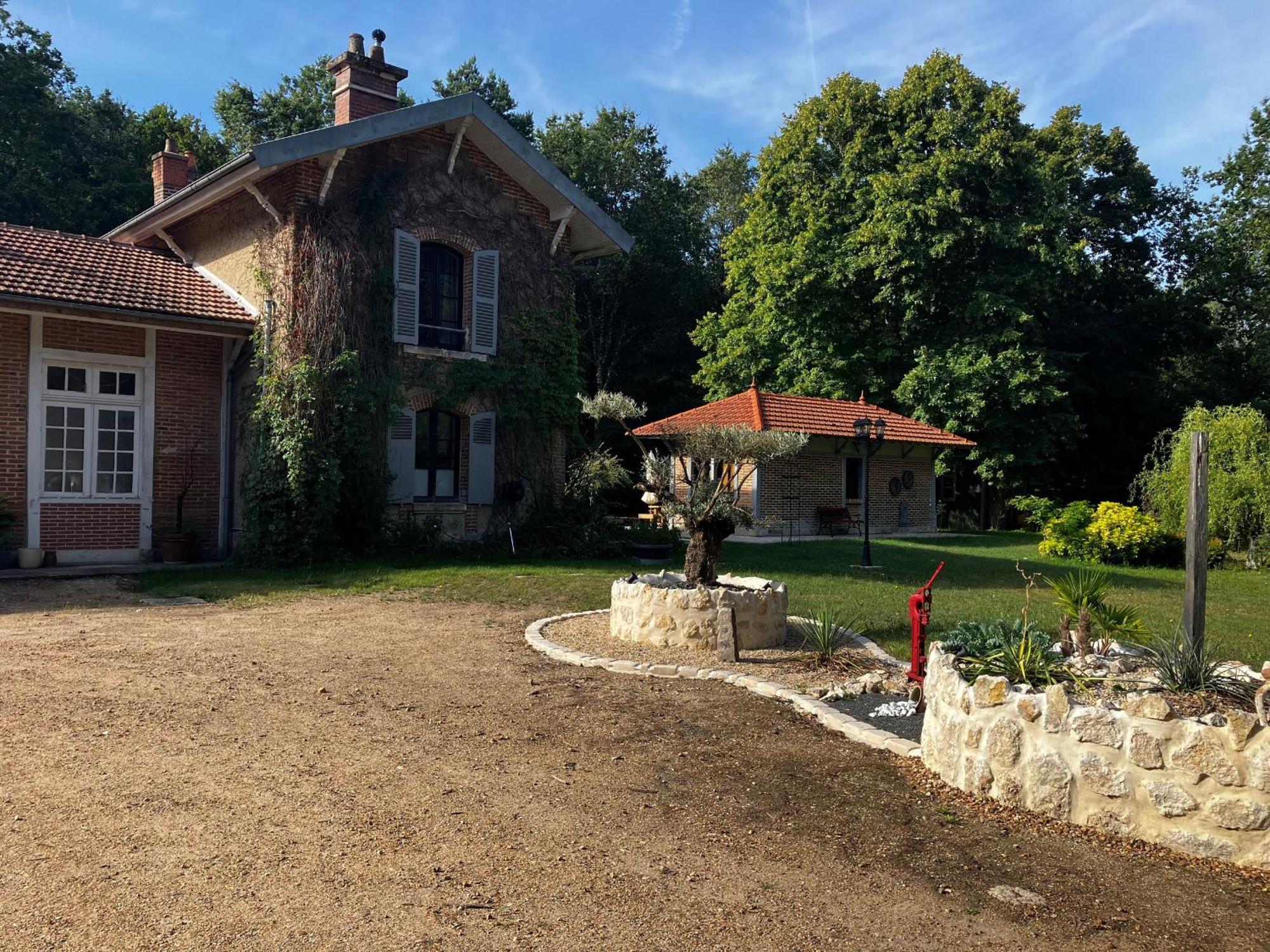 Bed and Breakfast Echappee Enchantee Dans Une Ancienne Gare Au Bord De La Foret D'Orleans - Fr-1-590-268 Combreux Exterior foto