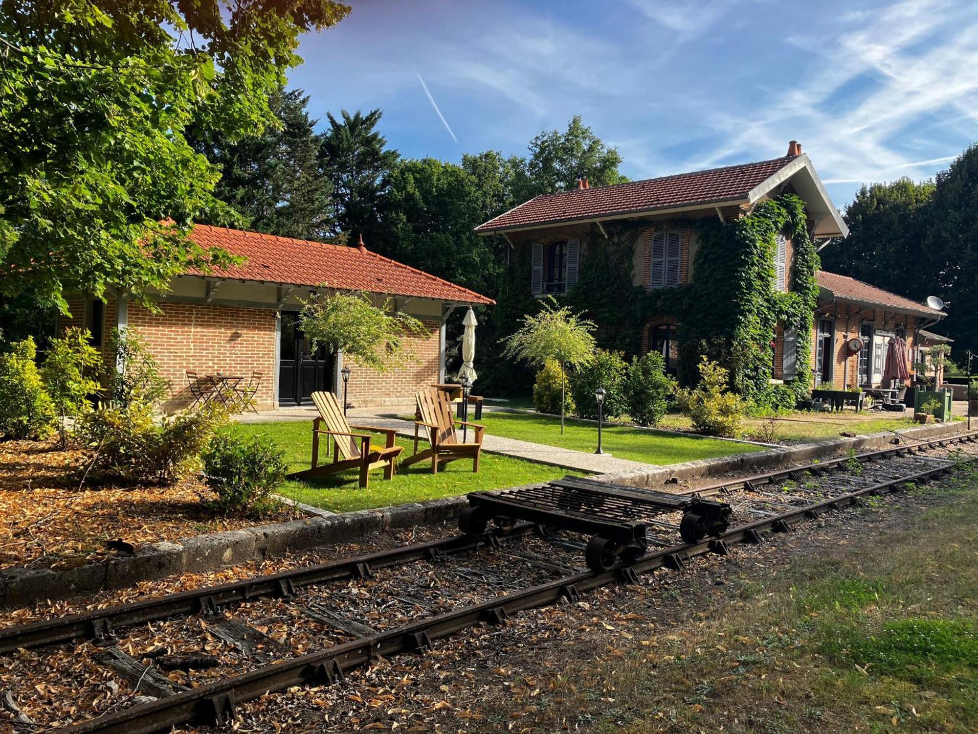 Bed and Breakfast Echappee Enchantee Dans Une Ancienne Gare Au Bord De La Foret D'Orleans - Fr-1-590-268 Combreux Exterior foto